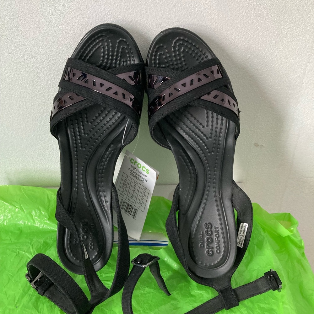 CROCS  Size 6 NEW